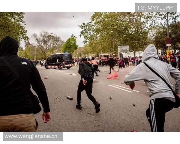 巴黎球迷大巴深夜抛锚高速上80人被困数小时等待救援 巴黎球迷大巴深夜抛锚高速上80人被困数小时等待救援