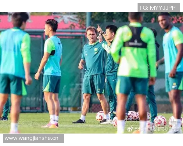 拉米罗首次公开带队训练分组对抗战术布局引关注 拉米罗首次公开带队训练分组对抗战术布局引关注