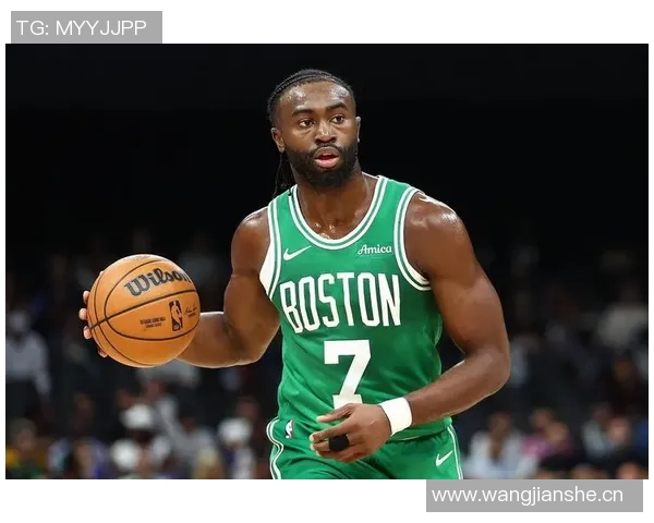 杰伦布朗弧顶三分精准回应个人得分已突破30分展现强大实力