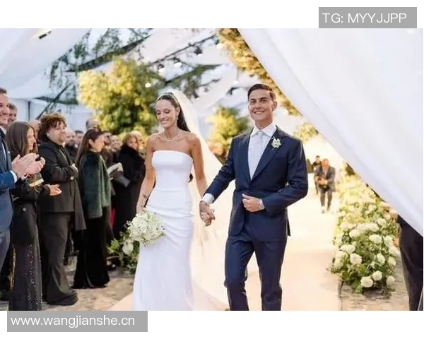 迪巴拉与怀孕妻子甜蜜合影庆生感谢祝福期待新生命降临